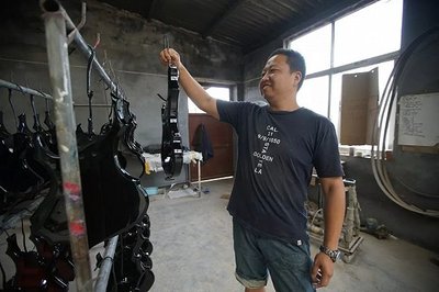 探访“网红”小镇 80万把乐器里的乡土经济学